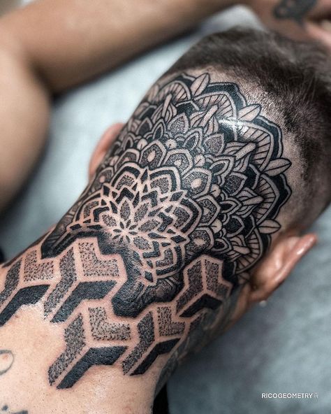 35 of the most glorious neck tattoos! - Body Artifact Tattoo Of Heart, Back Of Head Tattoo, Tattoo Baddie, Back Of Neck Tattoo Men, Back Of Neck Tattoos For Women, Chest Neck Tattoo, Neck Tattoo Women, Throat Tattoos, Tattoo Guys