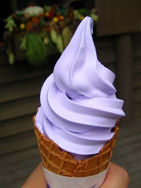 #purplelove #purple #lila #violeta 💜 Lavender Ice Cream, Yummy Ice Cream, Love Ice Cream, Soft Serve Ice Cream, Milk Shakes, Think Food, An Ice Cream, Soft Serve, Hand Holding