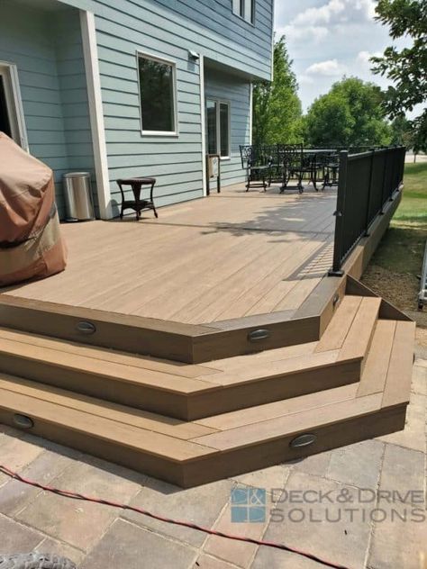 Transform Your Patio with Timbertech Legacy with Corner Stairs & Riser Lights - A Stunning Decking Design by Deck and Drive Solutions in Johnston, IA. Corner Stairs, Corner Deck, Deck Patterns, Wood Steps, Deck Stairs, Deck Builders, Steps Design, Aluminum Railing, Stair Risers