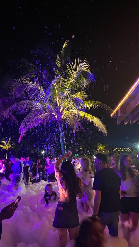 Beach Party Aesthetic, Ibiza Pool Party, Magic Places Fantasy Dreams, Summer Night Party, Ibiza Party, Glow Birthday Party, Foam Party, Night Vibes, Teen Life