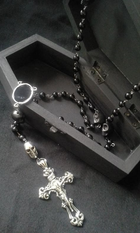 Gothic Rosary in Coffin Case Gothic Rosary, Gothic Accessories, Black Skull, Gothic Steampunk, Black Skulls, Dark Gothic, Black Hand, Gothic Jewelry, Gothic Lolita