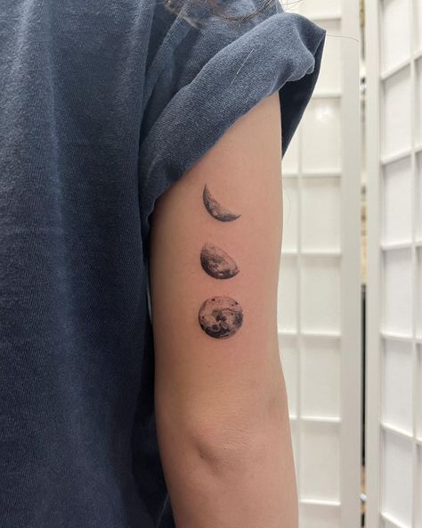 Lunar Eclipse Tattoo, Waxing Gibbous Moon Tattoo, Moon Shoulder Tattoo, Eclipse Tattoo, Matching Bff Tattoos, Luna Tattoo, Circular Tattoo, Full Moon Tattoo, Moon Phases Tattoo