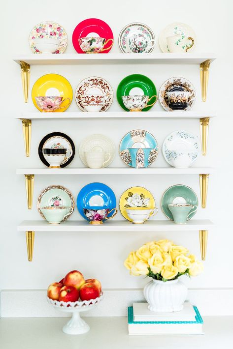 Vintage Tea Cups Display, Display Teacups, Shelf Display Ideas, Teacup Display, Kitchen Dining Nook, Tea Cup Display, Cup Display, Kitchen Wet Bar, Teacup Collection