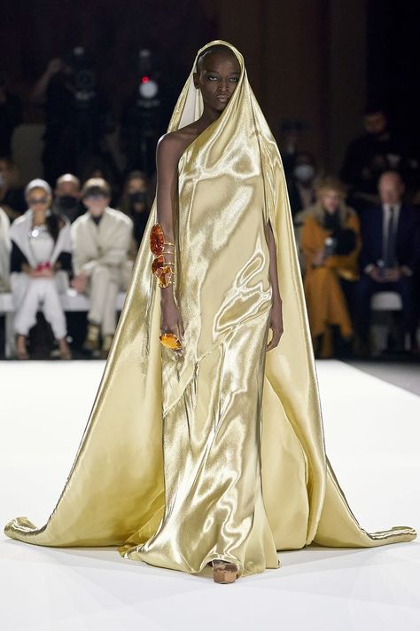 The Best Dresses From Paris Haute Couture Fashion Week SS22 Brown Dresses Casual, Trendy Instagram Outfits, 2022 Runway, Haute Couture Gowns, European Summer Outfits, Stephane Rolland, Dior Haute Couture, Chanel Haute Couture, Viktor Rolf