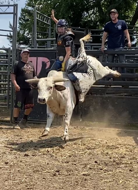 #ecbra #bullrider #eastcoast #lettbuck #hannahrenfrow #virginia #xsenergy #amway Pbr Bulls, Pbr Bull Riders, Pbr Bull Riding, Saddle Bronc, Bucking Bulls, Bronc Riding, Rodeo Time, Professional Bull Riders, Rodeo Cowboys