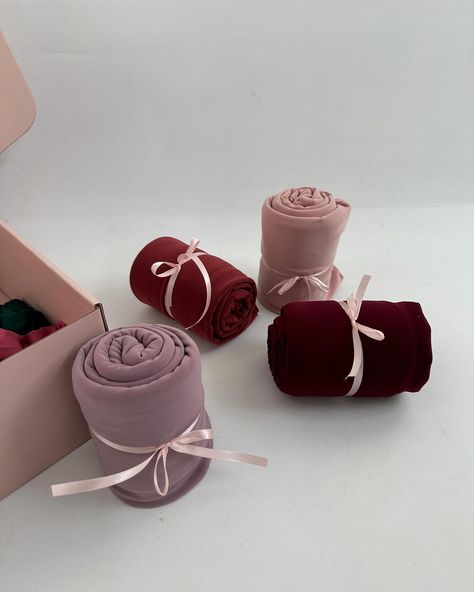 Hijab Business Name Ideas, Hijab Box Packaging, Scarf Bouquet, Hijab Bouquet, Scarf Photography, Hijab Store, Hijab Colors, Instagram Code, Socks Gifts