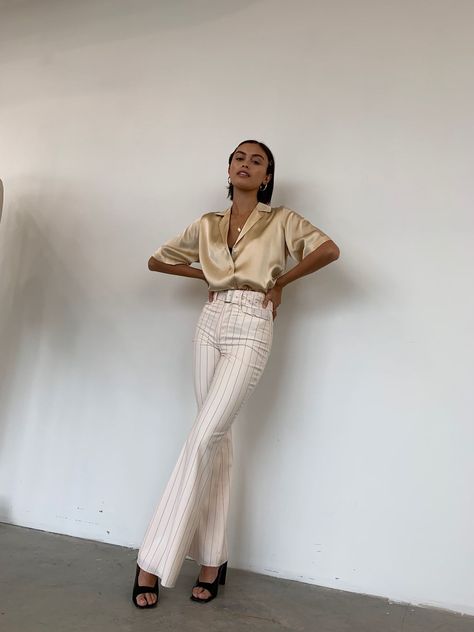 806beafe154032a5b818e97b4420ad98desc42888116ri Pinstripe Pants Outfit, Cream Pants, Pinstripe Pants, Moda Vintage, Fashion Fits, Fashion 2020, Fashion Killa, Pants Outfit, Diy Fashion