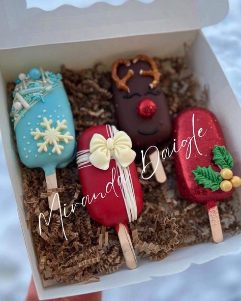 Christmas Cakecicles Ideas, Cakepops Christmas Ideas, Cakesicle Christmas, Grinch Cakesicles, Holiday Cakesicles, Christmas Chocolate Covered Treats, Chocolate Covered Christmas Treats, Christmas Cakesicles Ideas, Christmas Cakesicle