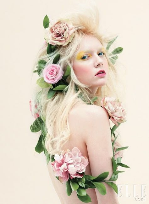 Flower wreath, at the posing I thought it was dumb for the makeup and macbre meaning. Besides that he didn't pay for the modeling. Rose Makeup, High Fashion Makeup, Robert Mapplethorpe, Flowers In Her Hair, Foto Poses, Trik Fotografi, Flower Child, Flower Wreath, Larp