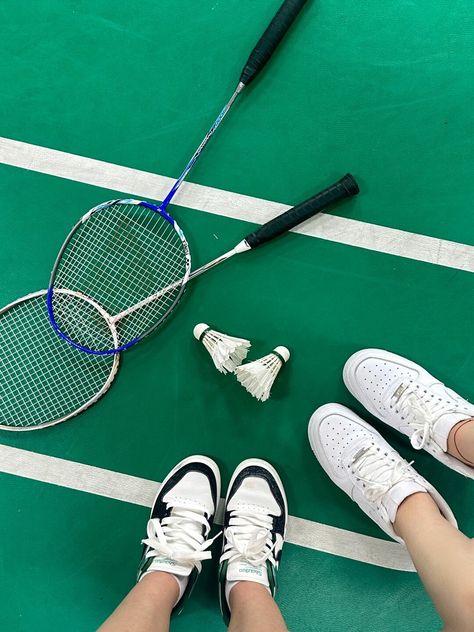 Badminton Photoshoot Ideas, Badminton Instagram Story, Badminton Date, Badminton Couple, Badminton Girl Aesthetic, Badminton Girl, Badminton Aesthetic, Fotografi Fesyen, Badminton Pictures