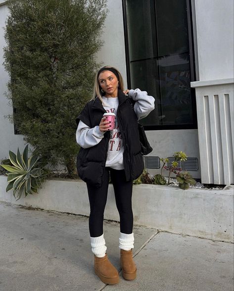 Denver Colorado November Outfits, Northern Style Outfits, Winter Aesthetic Outfits For Women, White Winter Vest Outfits, Airport Outfit Uggs, Nashville Tennessee Winter Outfits, Women Winter Outfits 2024, Winter Street Style Nyc, Christmas Outdoor Outfits