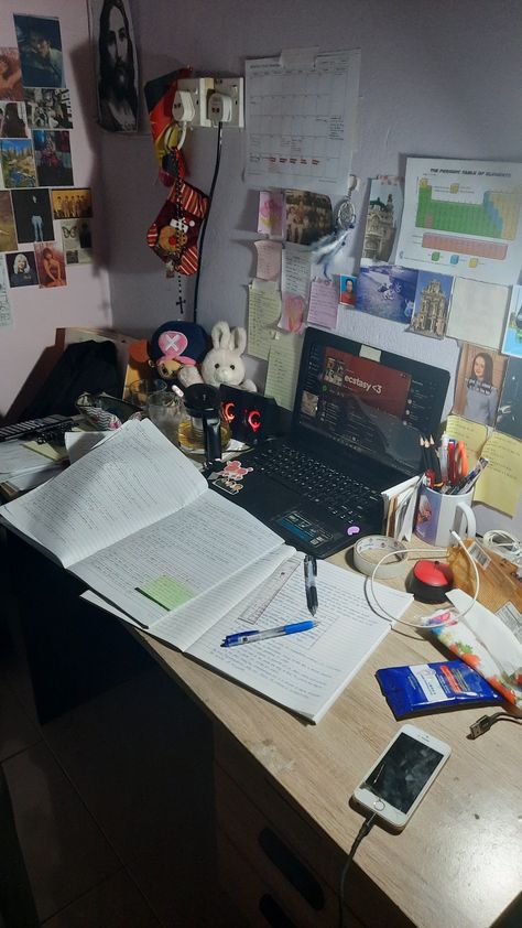 Study Areas Ideas, Working On A Project Aesthetic, School Work Aesthetic Messy, Study Board Wall Aesthetic, Grunge Study Aesthetic, Messy Student Aesthetic, Study Wall Aesthetic, Messy School Aesthetic, Desk Study Aesthetic