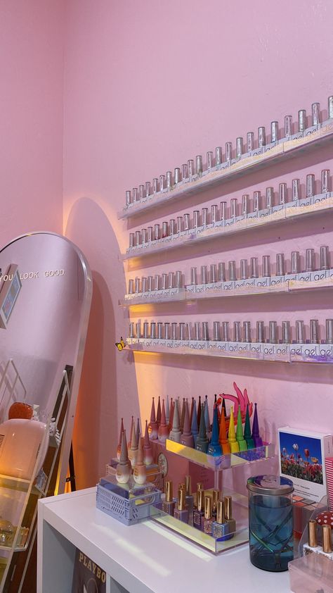 Nail Room Decor, Nail Inspo Trendy, Nail Polish Shelf, Nail Room Ideas, Decor Salon, Room Unique, Nail Room, Trendy Nail, Salon Decor