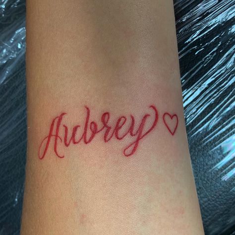 Red Name Tattoo, Name Tattoos Ideas, Kid Name Tattoo Ideas Mothers, Kids Name Tattoo Ideas, Kids Name Tattoo, Title Tattoo, Boyfriend Name Tattoos, Small Name Tattoo, Daughters Name Tattoo