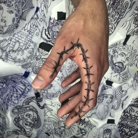 #barbedwire #barbedwiretattoo #handpoke #handpokedtattoo #handpoked #machinefreetattoo #sticknpoke #stickandpoke #sticknpoketattoo #bergamotattoo #tattoomilano #handpokeitalia #handpokeditaly #tattooitaly #atalantatattoo #deabendata #milanonavigli Barbed Wire Stick And Poke, Poked Tattoo, Barbed Wire Tattoos, Barb Wire, Stick N Poke, Heart Banner, Stick N Poke Tattoo, Hand Poked Tattoo, Poke Tattoo