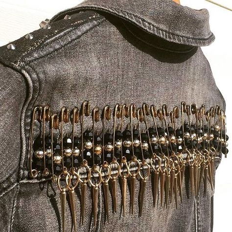 Skirt Decoration Ideas, Denim Jacket Back Design, Denim Jacket Design Ideas, Diy Jean Jacket Ideas, Punk Fashion Diy, Diy Denim Jacket, Battle Jacket, Show Jackets, Diy Jacket