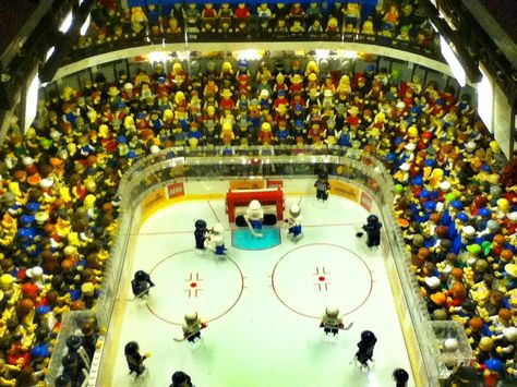 Lego Hockey Lego Hockey, Lego Building Instructions, Ice Skating Rink, Skating Rink, Lego Pieces, Lego Toys, Building Instructions, Lego Building, Hockey Teams