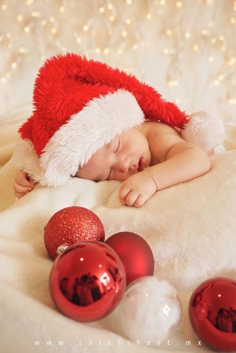 Newborn Christmas Lights Photos, First Christmas Photos Newborn, Diy Newborn Christmas Photos At Home, 2 Month Old Christmas Photos, 3 Month Old Christmas Pictures, Diy Newborn Christmas Photos, Babies First Christmas Pictures, Christmas Newborn Photoshoot, Photoshoot Ideas Simple