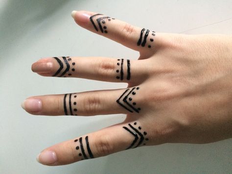 Simple Henna Hand Tattoos, Small Henna Tattoos Wrist, Henna Design Fingers, Henna Designs Fingers Simple, Small Inner Wrist Tattoo, Simple Henna Hand Designs, Henna Hand Tattoos Simple, Henna Hand Designs Simple, Henna Beginners