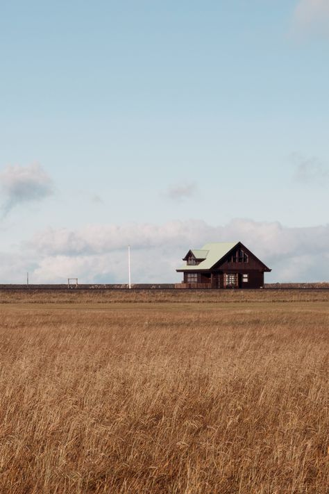 Minimal photography of a lonely country side house in Iceland. Landscape photography, fine art photography, travel photography, iceland travel, travel photography, iceland landscape, aesthetic pictures. #photography #minimalphotography #icelandinspiration Rural Aesthetic House, Nature, Landscape With House Photography, Barren Landscape Art, Rural Landscape Architecture, Simple Environment Photography, 60s Country Aesthetic, Countryside Landscape Photography, Simple Nature Pictures