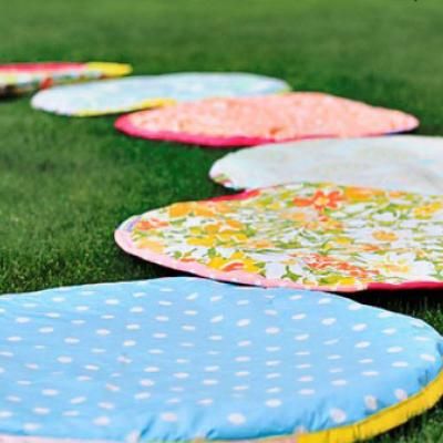 Simple Round Sit-Upon Tutorial {Seating} Diy Tablecloth, Daisy Girl Scouts, Girl Scout Ideas, Scouts Crafts, Sewing School, Vinyl Tablecloth, Creation Couture, Sewing Projects For Beginners, Easy Sewing Projects