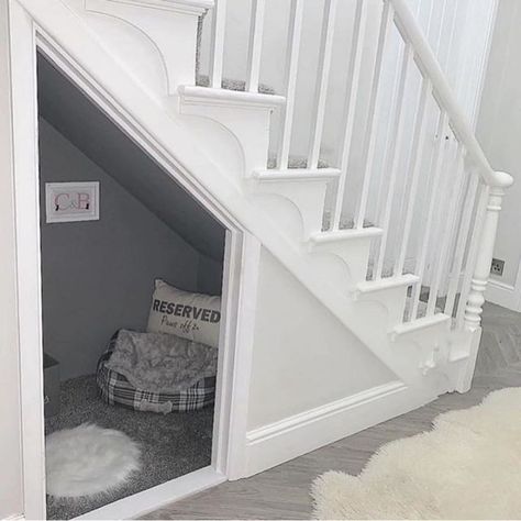 17 Creative Under Stairs Storage Ideas You Need to Try Bed Under The Stairs, Dog Under Stairs, Bed Under Stairs, Under Stairs Dog House, Under Stairs Nook, Katt Diy, Room Under Stairs, Stair Nook, Dog Room Decor