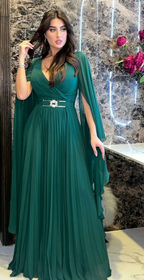 Gala Dresses Plus Size Evening Gowns, Mother Of Bride Dresses Classy, Evening Dresses Plus Size Classy, Plus Size Gala Dress, Prom Dress Green, V Neck Prom Dress, Stylish Gown, Gown Party Wear, Green Evening Dress