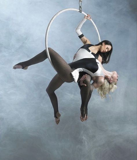 Lyra Tricks, Duo Lyra, Pose Perspective, Aerial Poses, Trio Ideas, Duo Ideas, Aerialist Workout, Aerial Hoop Moves, Lyra Aerial