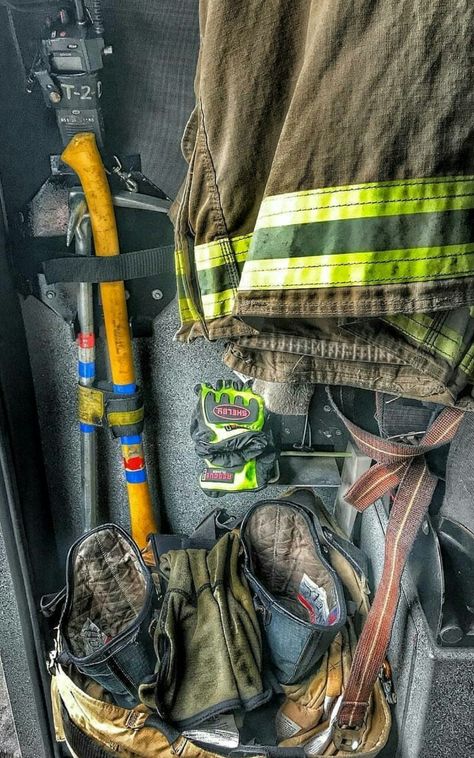 Firefighters Aesthetic, Firefighter Images, Firefighter Photography, Concert Outfit Men, Firefighters Daughter, Becoming A Firefighter, Fire Gear, American Firefighter, Firefighter Training