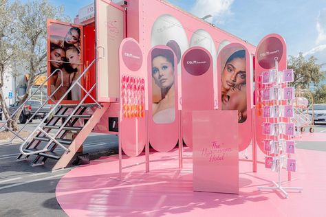 🔑🎀💫 Reservation under @r.e.m.beauty please! Check into the hypernova hotel with us and step into the world of the new hypernova blush and bronzer— from exclusive merch to product trials, this tour is just getting started! 🔑🎀💫 📸: @lexgallegos Hotel Tour, R E M Beauty, Spatial Design, Pencil Drawings Easy, Pop Up Event, M Beauty, Roche Posay, Pop Up Store, Booth Design