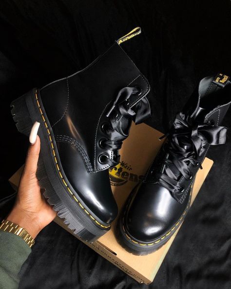 Chunky Doc Martens, Platform Doc Martens, Fit Aesthetic, Fits Aesthetic, Shoe Wishlist, Dr Martens Boots, Doc Marten Oxford, Doc Martens, Fit Inspo