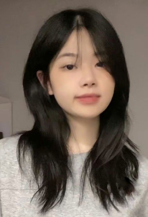 Pretty Hair Cuts, Ulzzang Hair, Hair Style Korea, Hair Inspiration Long, Layered Haircuts For Medium Hair, Bangs With Medium Hair, Hairstyles For Layered Hair, Shot Hair Styles, Peinados Fáciles Para Cabello Corto