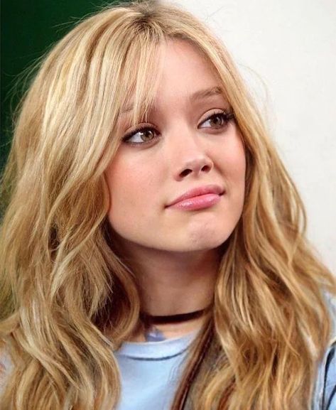 Lizzy Mcguire Hair, Hilary Duff Hair 2000s, 2000s Everyday Makeup, Lizzie Mcguire Movie Aesthetic, Hilary Duff Aesthetic, Hilary Duff Style 2000s, Hillary Duff 2000, 00s Haircut, 2000s Blonde Hair