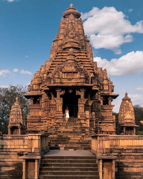 Indian Castle, Satya Sanatan, Indian Monuments, Ancient Carvings, Khmer Architecture, Monument In India, Khajuraho Temple, India Travel Places, Ancient Drawings