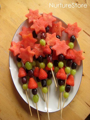 fruit magic wand fairy - great for a party. And a fun way to learn shapes and repeating patterns! Make A Magic Wand, Fairy Party Food, Γενέθλια Mickey Mouse, Steiner Waldorf, Fest Mad, Fairy Food, Snack Healthy, Fruit Kabobs, Fruit Party