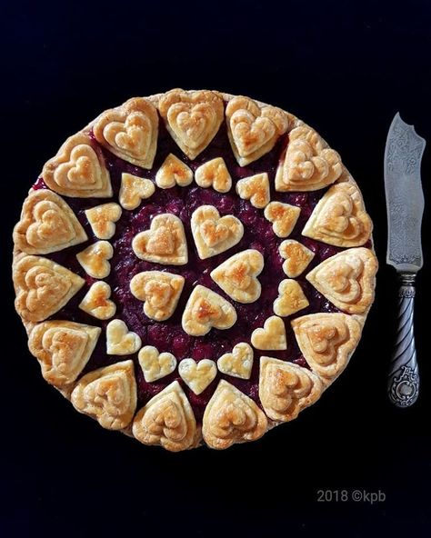 Happy Valentine's Day Circles of hearts baked. #pie #pieart #piecrust #f52pie #baking #marthabakes #creativity #instabake #homebaker… Creative Pie Crust, Heart Pie, Pretty Pie Crust, Fancy Pie Crust, Pie Crust Art, Beautiful Pie Crusts, Crust Designs, Creative Pies, Decorative Pie Crust