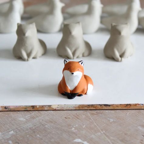 Ceramic Fox Figurine, Air Dry Clay Animals Sculpture, Clay Fox Sculpture, Ceramic Figures Animals, Fox Clay Sculpture, Air Dry Clay Ideas Animals, Clay Woodland Animals, Small Sculpture Ideas, Air Dry Clay Animals Easy