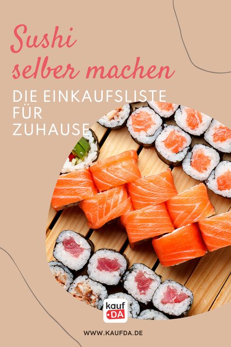 Du bist ein echter Sushi-Fan? Dann benötigst du nur eine kleine Grundausstattung. Welche Utensilien und Zutaten du für Nigiri, Maki und Inside Out Rolls benötigst, verraten wir dir. Sushi Rezept, Einkaufsliste und Zubereitungstipps inklusive. Inside Out Sushi, Sake Sushi, Sushi Co, Sushi Rice Recipes, Sushi Burrito, Maki Sushi, Diy Sushi, Nigiri Sushi, Sushi Bowl