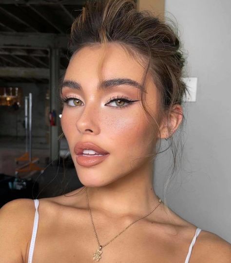 Recreate These Celebrity Natural Glam Makeup Looks for a Red-Carpet-Worthy Appearance Madison Beer Makeup, Elegantes Makeup, Dag Make Up, Mekap Mata, Natural Glam Makeup, Flot Makeup, Makeup Pengantin, Celebrity Makeup Looks, Smink Inspiration