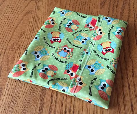 How to sew reusable sandwich bags with PUL fabric Fabric Snack Bags, Sew A Bag, Pul Fabric, Reusable Sandwich Bags, Reusable Lunch Bags, Sandwich Bag, Sewing Project Ideas, Beginner Sewing Projects Easy, Sandwich Bags