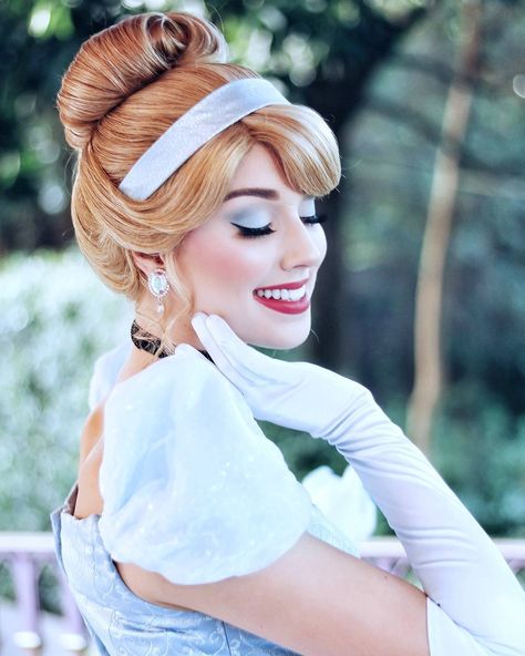 I like seeing the nice light blue eye shadow on Cinderellla really clearly in this image. Disney Kızları, Cinderella Face Character, Cinderella Makeup, Disney Princess Makeup, Cinderella Hair, Cinderella Cosplay, Disney Princess Cosplay, Princess Makeup, Cinderella Costume