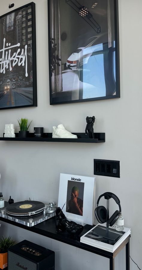 Photography Room Aesthetic, Streetwear House Decor, Room Inspo Men Minimalist, Office Inspo Men, Cool Home Decor Creative, Things To Get For New Apartment, Dj Corner At Home, Streetwear Apartment, Men Decor Apartment