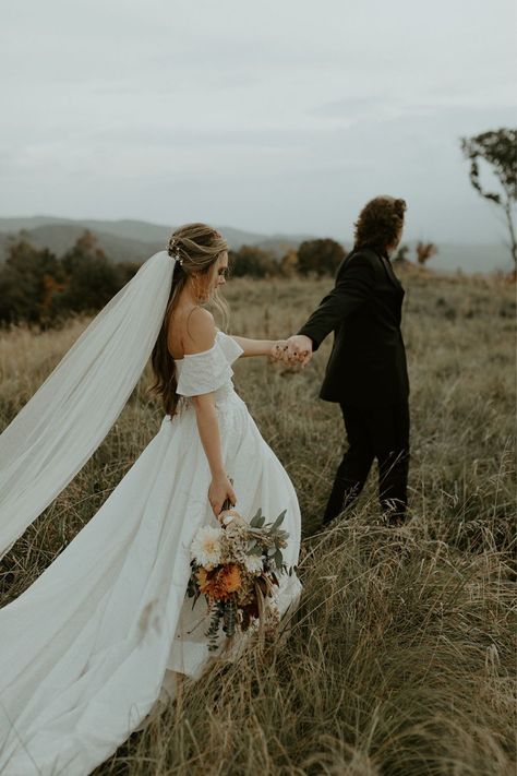 This intimate, candid, and documentary style fall wedding featured a beautiful blue ridge mountain backdrop in the mountains of North Carolina! See tons of intimate elopement ideas, dark and moody wedding photos, mountain wedding aesthetic, and documentary wedding photos! Book Lauren for your North Carolina wedding or intimate elopement at stratmanimagery.com! Misty Wedding Photos, Wedding Autumn Photography, Dark Wedding Pictures, Moody Fall Wedding Photography, Smokey Mountain Wedding Elopement, November Wedding Photos, Wedding Photography Editing Styles, Hiking Wedding Photos, Wedding Photos Moody