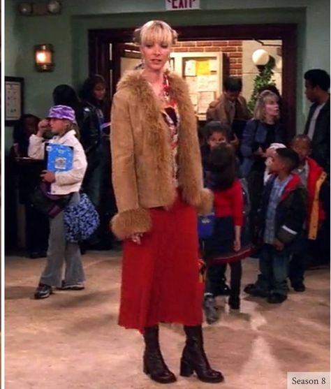 Friends Outfits 90s Phoebe, Iconic Phoebe Buffay Outfits, Phoebe Friends Outfits, Pheobe Buffay Outfit, Phoebe Buffay Style, Lisa Kudrow Friends, Phoebe Buffay Outfits, Friends Style, 90s Inspired Outfits