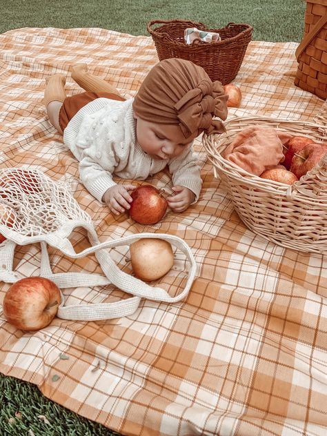 Newborn Apple Orchard Pictures, Baby Apple Picking Pictures, Baby Autumn Photography, Baby Picnic Photoshoot, September Baby Photoshoot, Baby Pumpkin Patch Pictures, Pumpkin Baby Photoshoot, Autumn Baby Photoshoot, Cute Fall Photoshoot Ideas