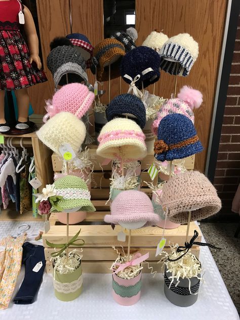 Diy Hat Display Craft Fairs, Diy Hat Display, Diy Hat Stand, Crochet Booth, Craft Fair Display Table, Hat Displays, Craft Fair Table, Crochet Craft Fair, Fabric Hats