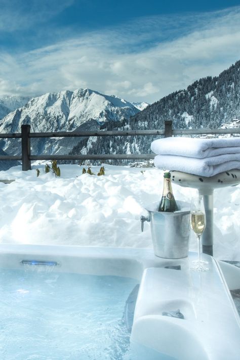 The luxurious outdoor hot tub jacuzzi on the terrace balcony of luxury Swiss ski chalet Chalet Rock in Verbier, Switzerland. Enjoy a glass of chilled champagne whilst relaxing and looking over the stunning mountain and forest views below. Hot Tub Aesthetic, Tub Aesthetic, Verbier Switzerland, Swiss Ski, Ski Hotel, Skiing Aesthetic, Luxury Ski Chalet, Ski House, Snow Trip