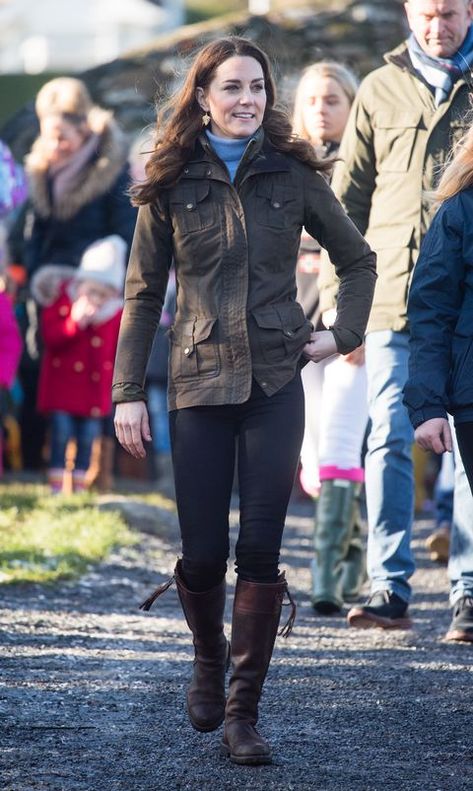 Photos of Kate Middleton, Princess Diana, & More Royals Wearing Barbour Barbour Jacket Women Outfit, Barbour Jacket Women, Kate Middleton Stil, Tassel Boots, Herzogin Von Cambridge, Barbour Wax Jacket, Prince Charles And Diana, Penelope Chilvers, Jacket Outfit Women