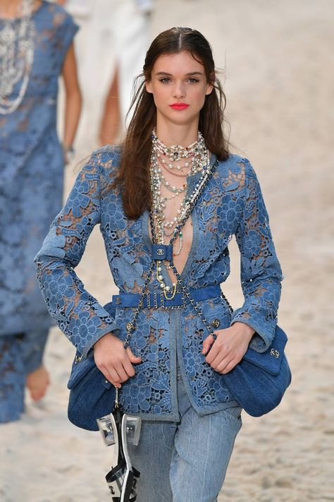 How French Women Wear Pearl Clothing | Who What Wear Fashion Week Dresses, Mode Chanel, Stylish Fall Outfits, Mode Abaya, Embellished Jacket, Effortlessly Chic Outfits, Vogue Russia, French Women, Coco Chanel