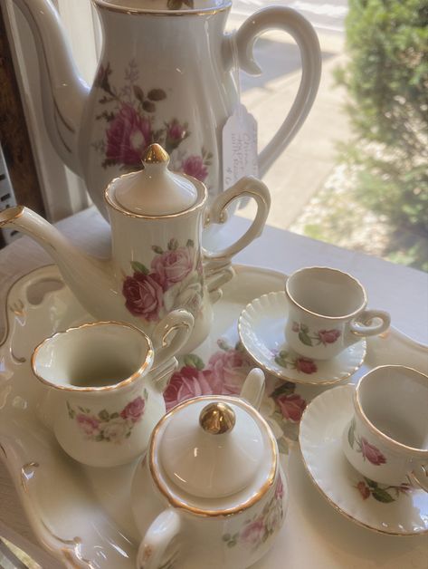 Coquette Tea Set, Coquette Dishes, Coquette Building, Coquette Backyard, Tea Sets Aesthetic, Coquette Wedding Decor, Vintage Coquette Room Aesthetic, Cute Antiques, Coquette Antiques